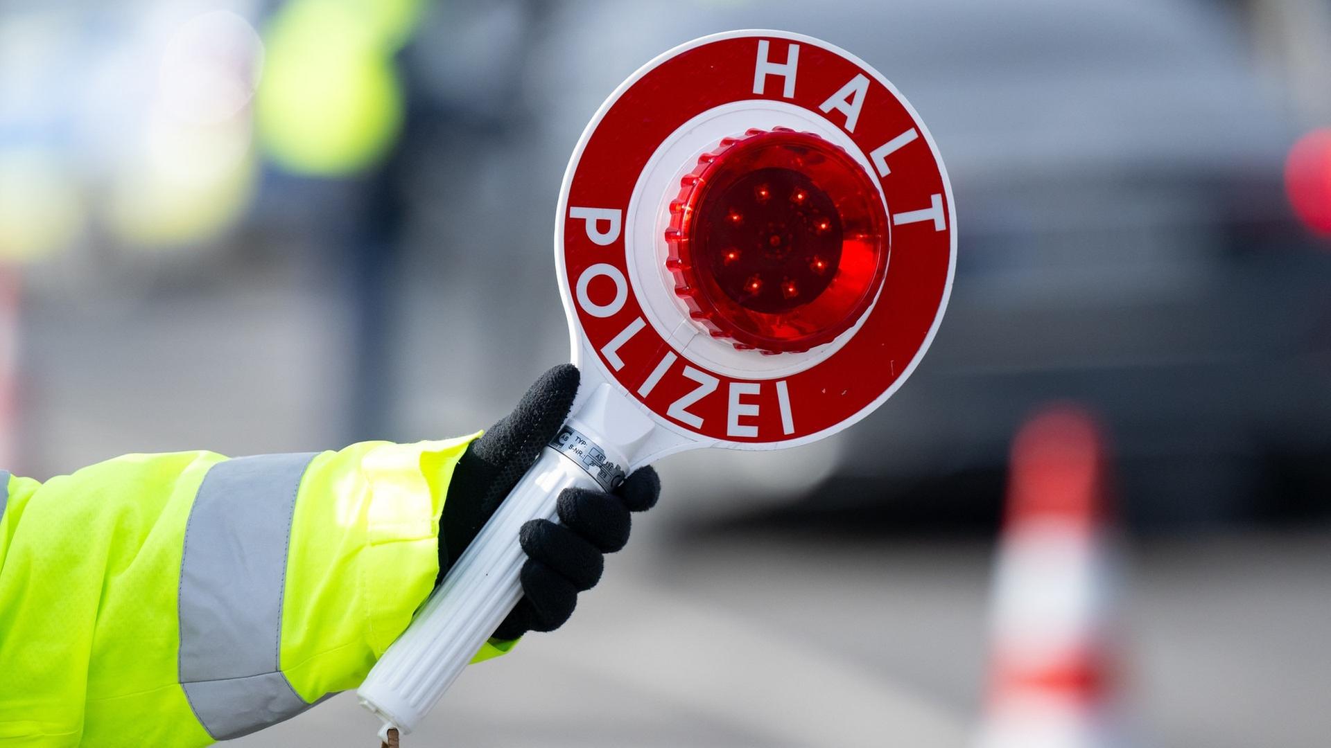 Eine Kontrolle, wie sie entlang des Rheins bei einer Aktion gegen Drogenkriminalität stattfindet. | dpa Bildfunk, picture alliance/dpa | Sven Hoppe