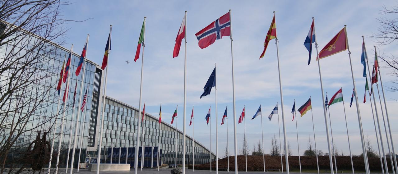 Flaggen wehen vor dem NATO-Hauptquartier in Brüssel