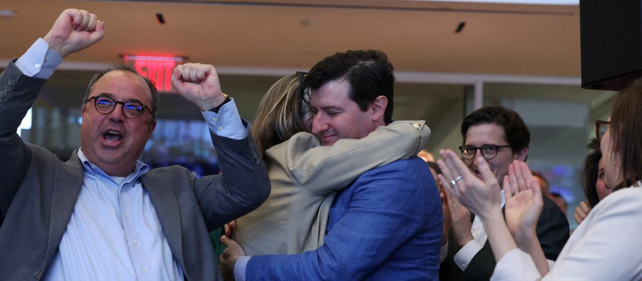 Chefredakteur Peter Spiegel reagiert, während sich die Redakteure für Politik und Regierung, Lori Montgomery und Nick Baumann, umarmen, nachdem bekannt gegeben wurde, dass die Washington Post den Pulitzer-Preis für öffentlichen Dienst gewonnen hat. 