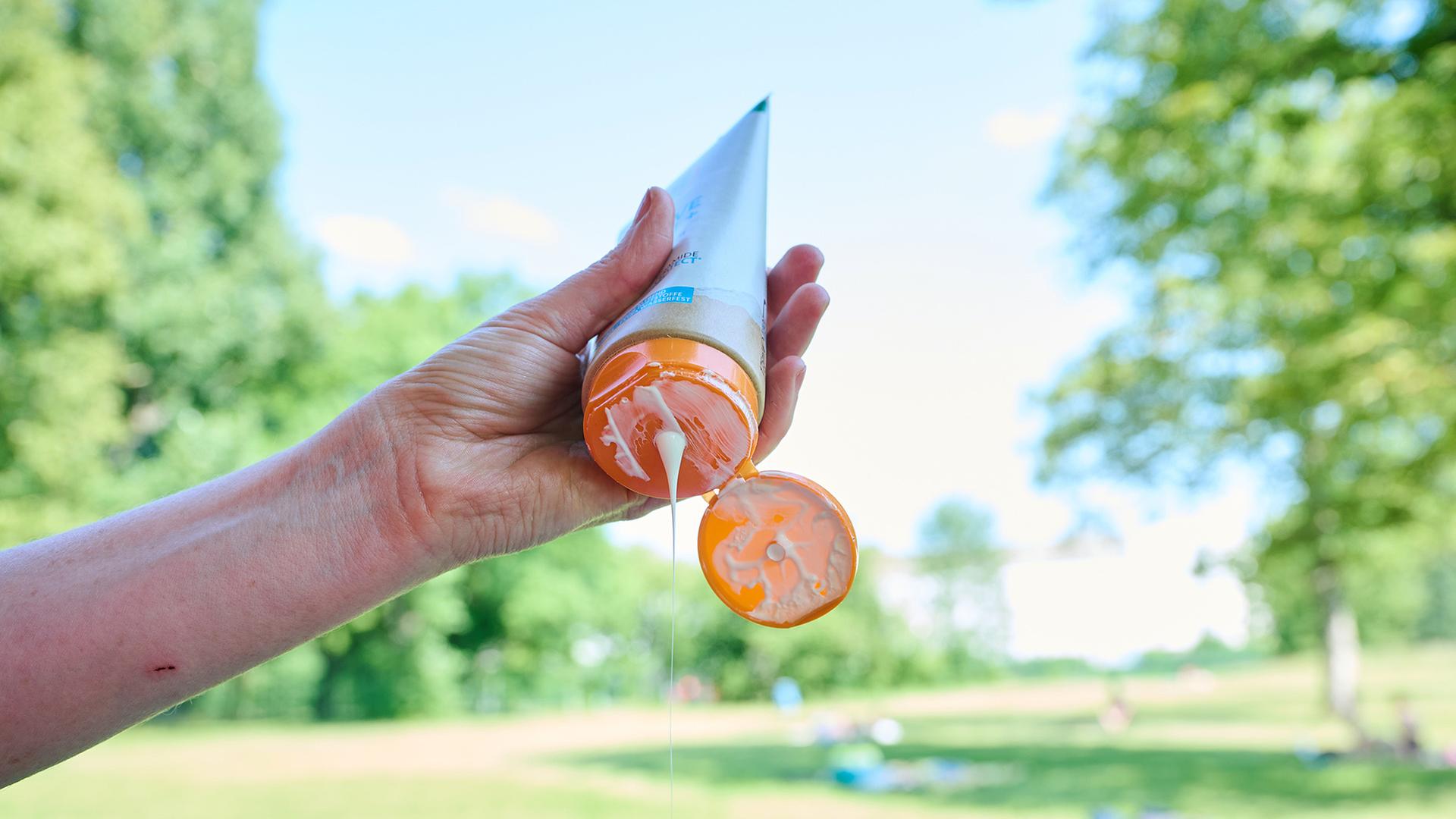 Sonnencreme wird aus einer Tube gedrückt. | dpa