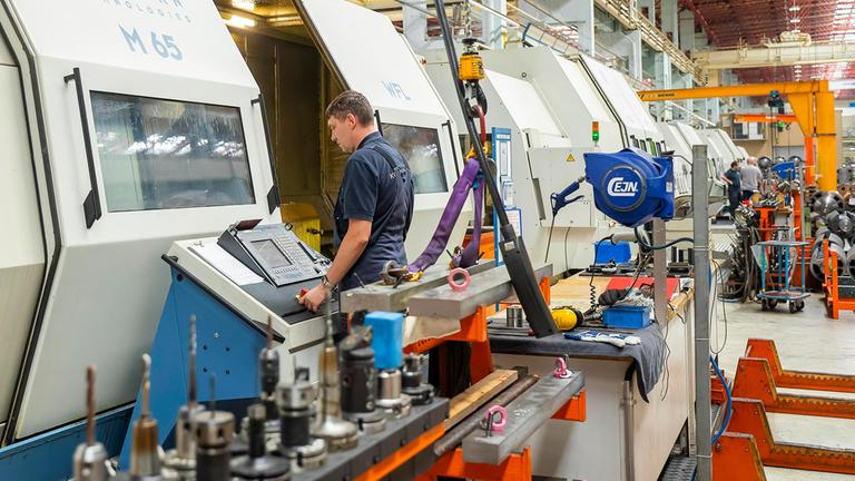 Mitarbeiter in der Produktion bei Koenig & Bauer in Radebeul, Sachsen.