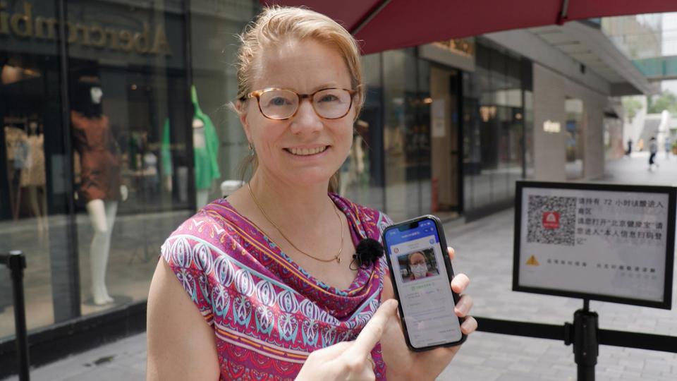 ARD-Korrespondentin Tamara Anthony zeigt ihre Gesundheitsapp: Springt sie auf Rot, kann sie sich in Peking kaum noch frei bewegen.