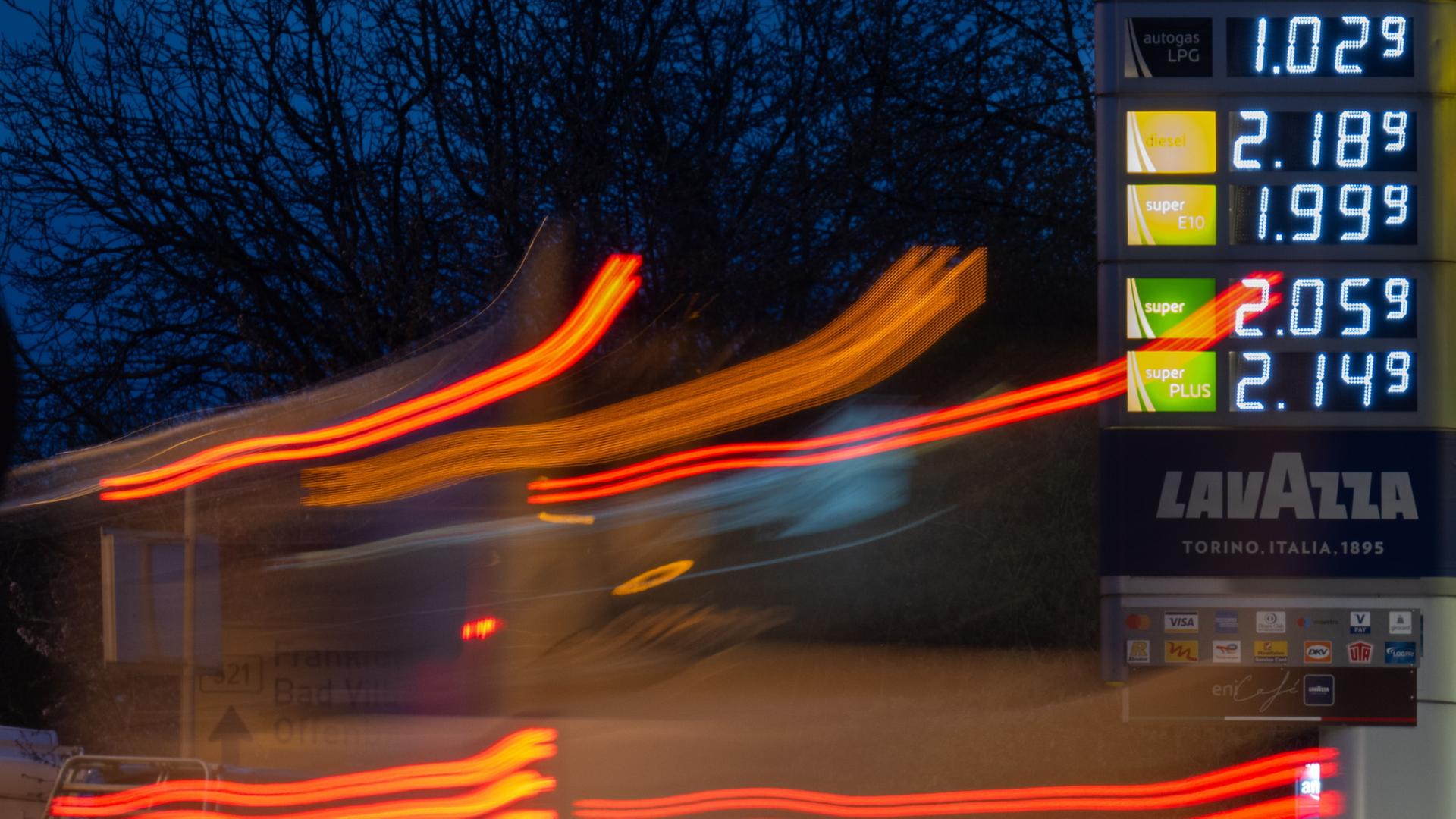 Die Preise für Benzin und Diesel werden an einer Tankstelle angezeigt. | Boris Roessler/dpa