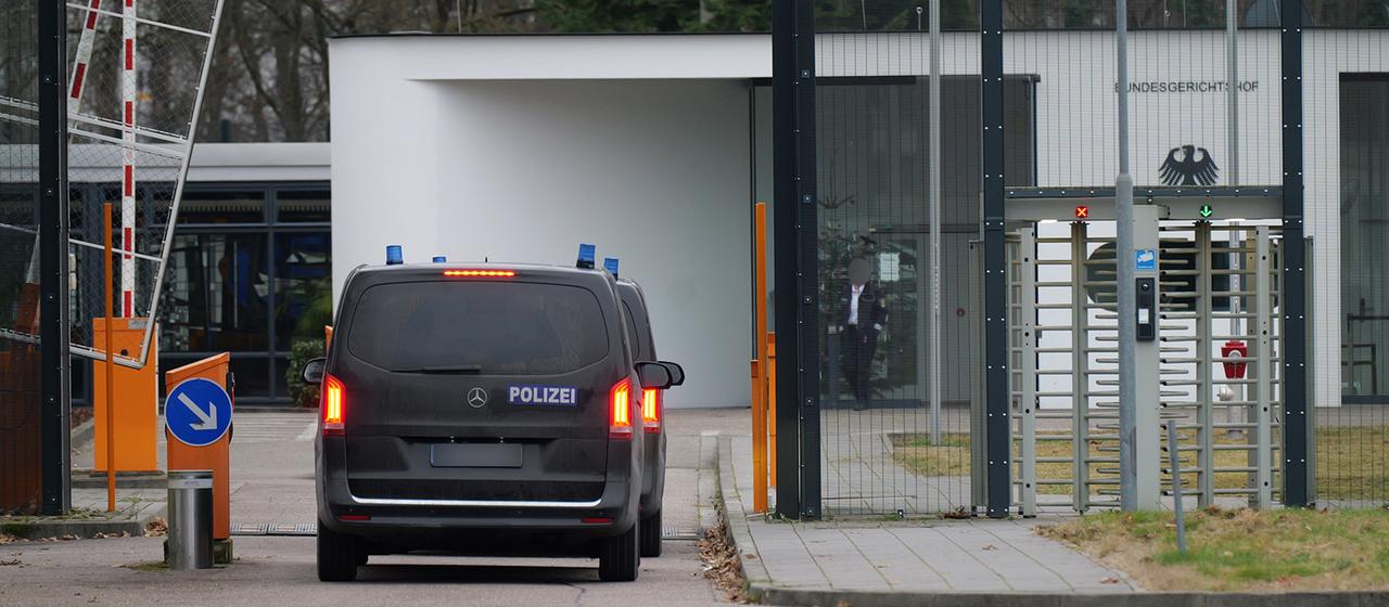  Ein Tatverdächtiger wird zur Haftvorführung in den Bundesgerichtshof gebracht.