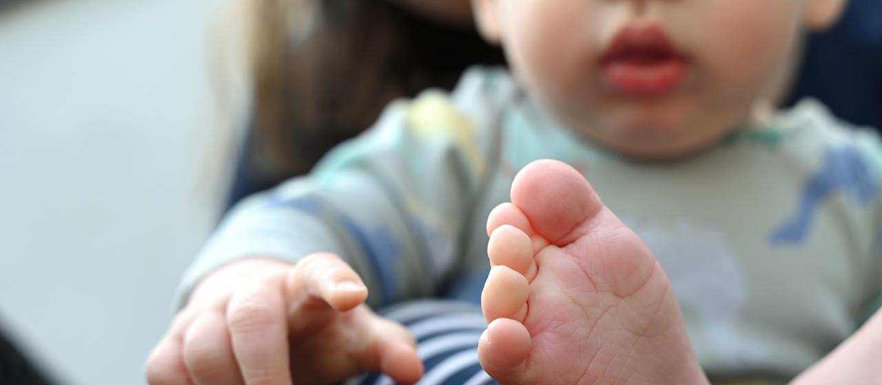 Ein Baby ist zur Hälfte zu sehen.