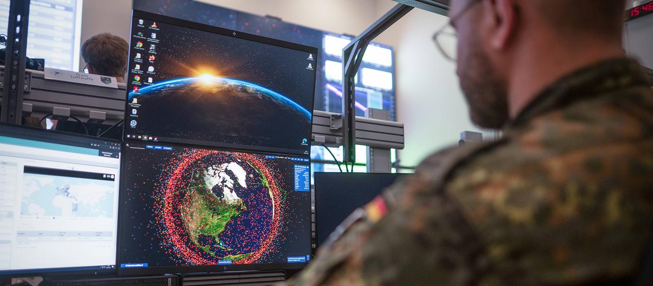 Ein Soldat arbeitet im Weltraumkommando der Bundeswehr an einem Computer.