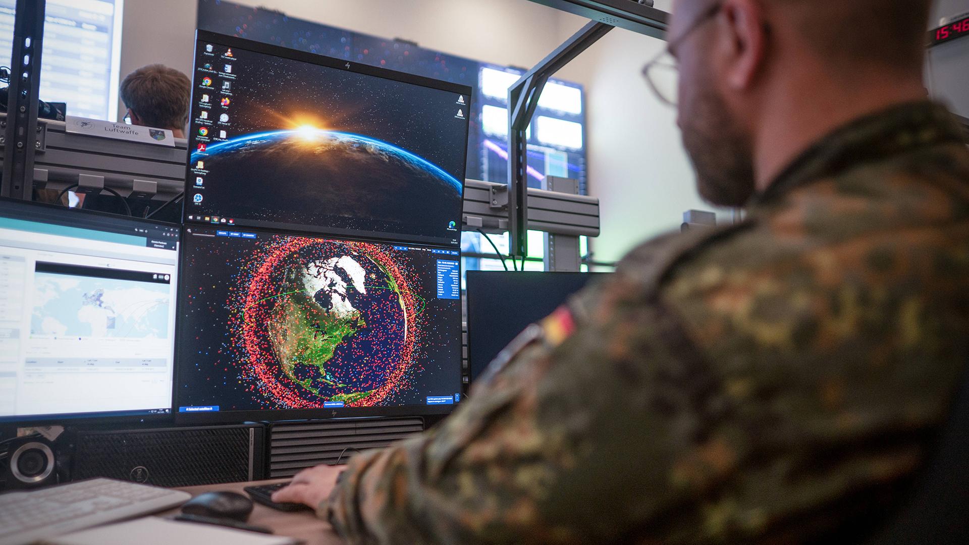 Ein Soldat arbeitet im Weltraumkommando der Bundeswehr an einem Computer. | IMAGO/Markus van Offern