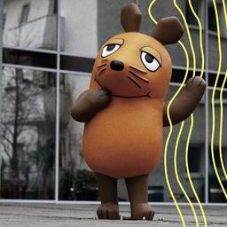 Eine große Figur der Maus aus der Kindersendung 