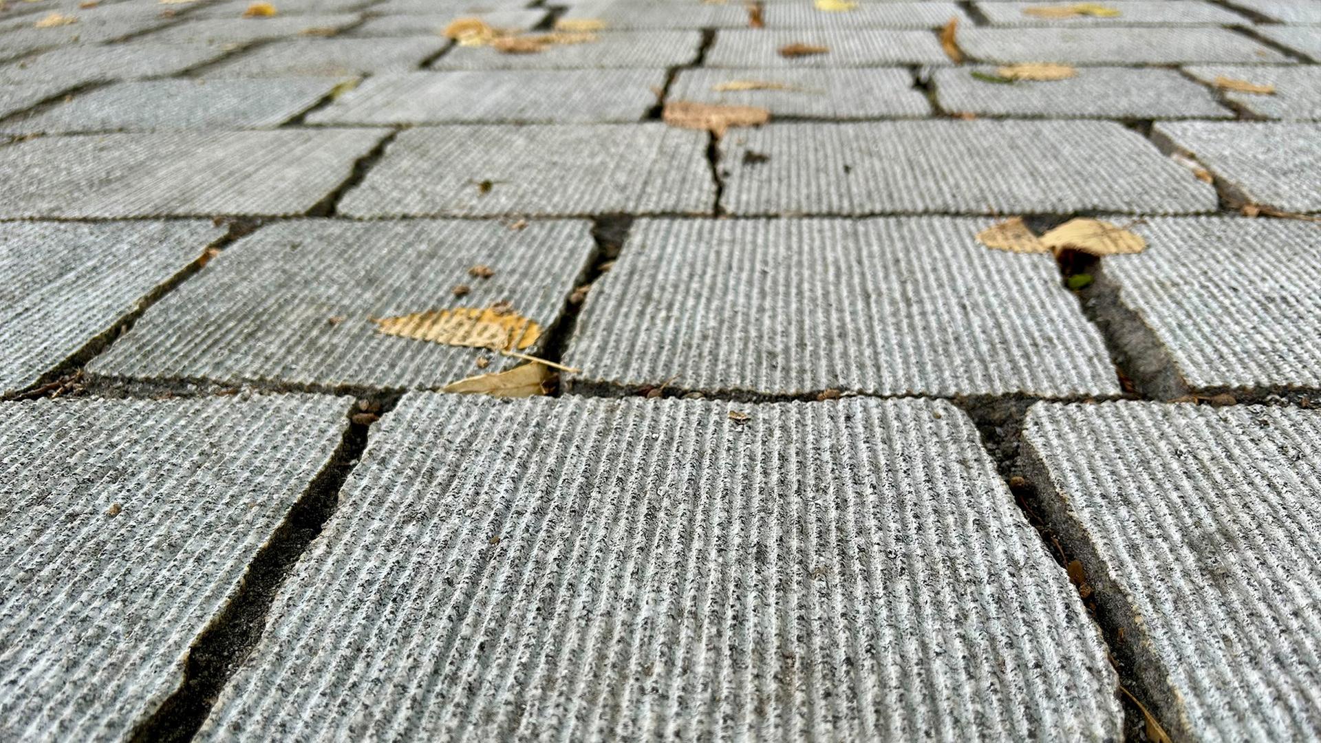 Glattere Pflasterstraßen für einen besseren Radverkehr - Bezirke fräsen Kopfsteinpflaster glatt