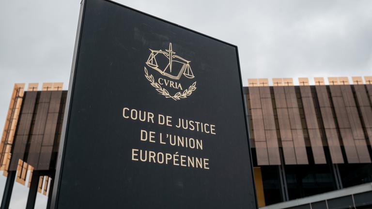 Ein Schild mit der Aufschrift "Cour de Justice de l'Union Europeene" vor einem Gebäude des Europäischen Gerichtshofs in Luxemburg.
