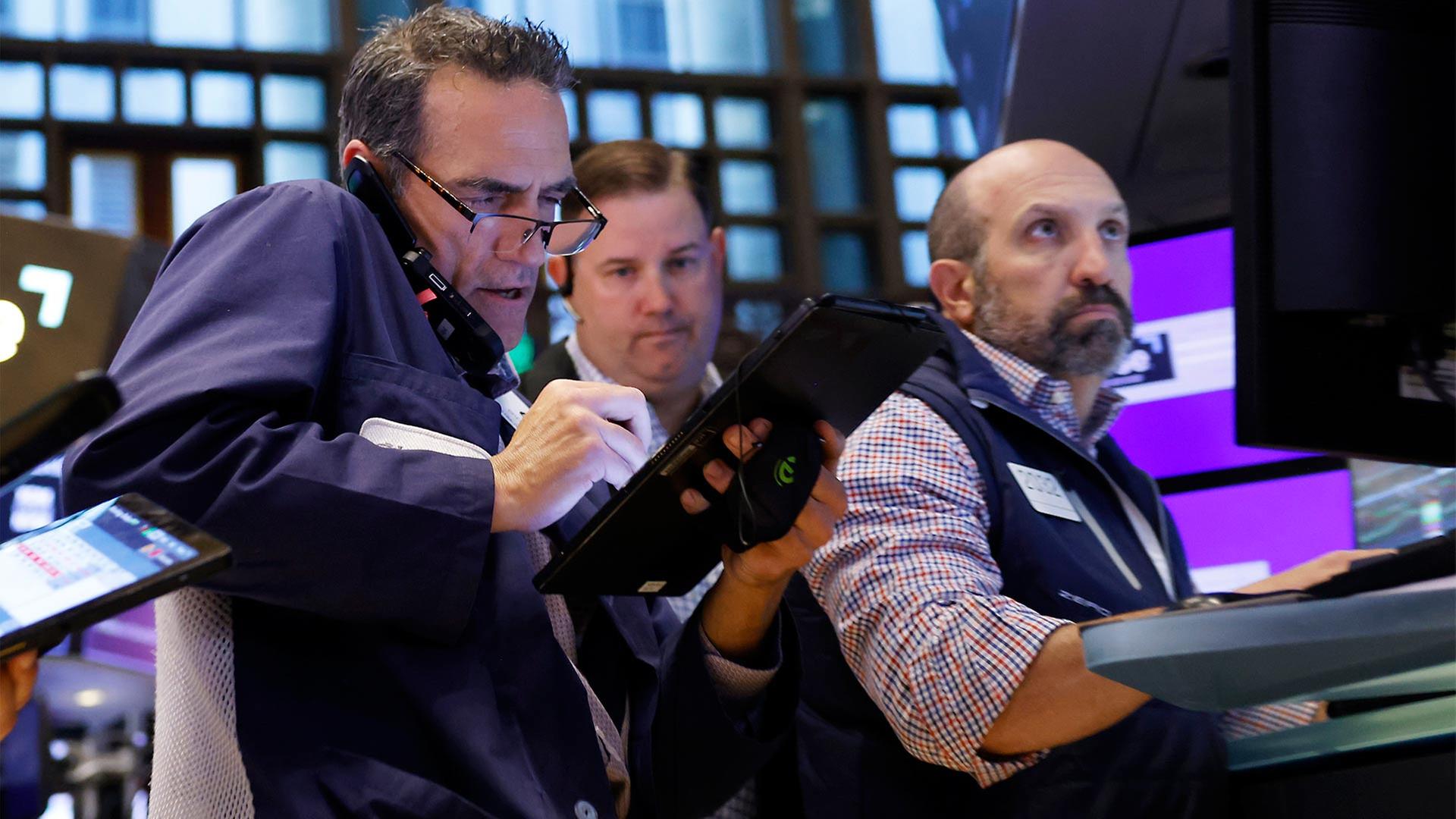 Händler an der New York Stock Exchange. | picture alliance / newscom