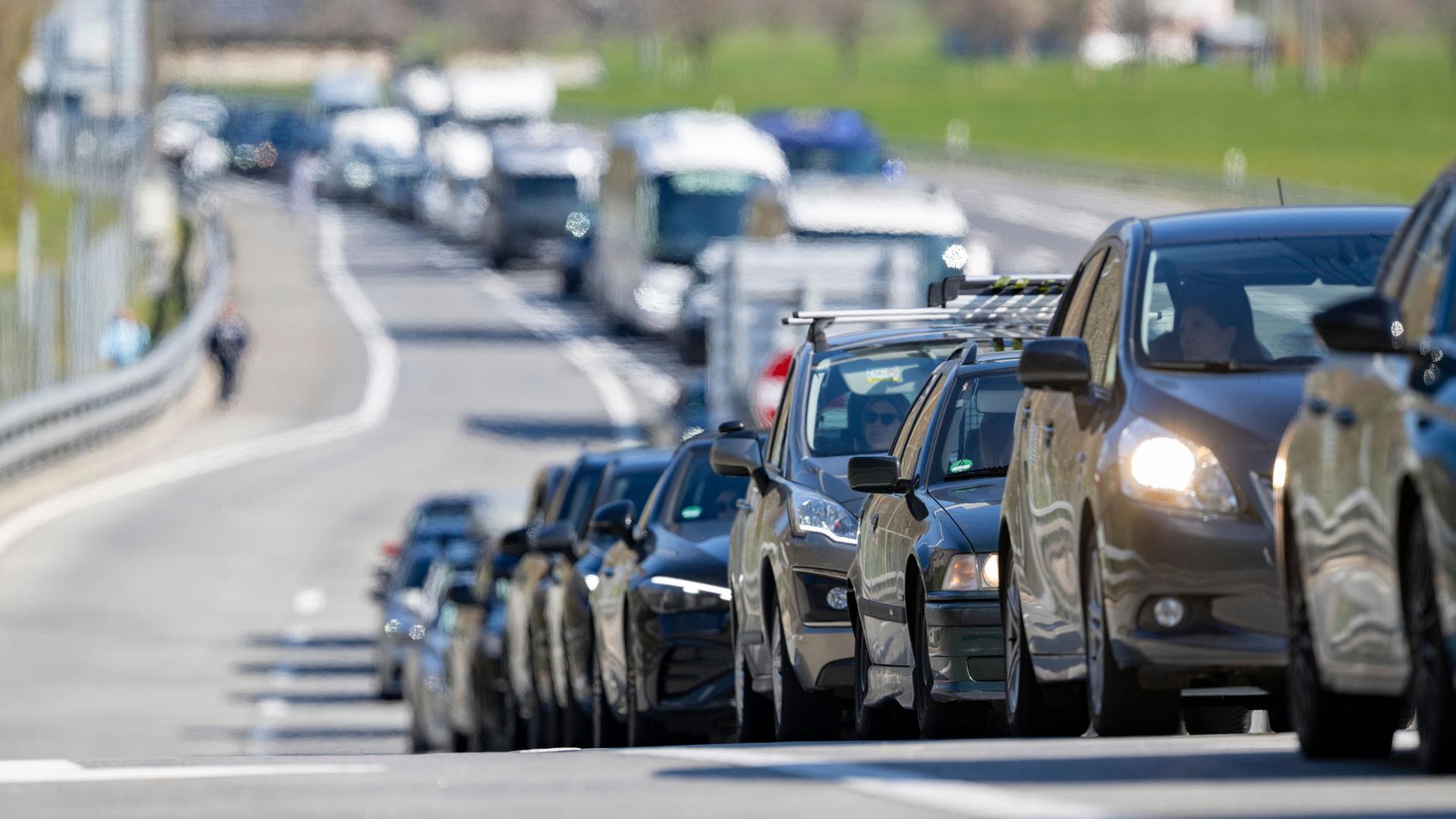 Autos stehen auf der Autobahn A-2 im Stau. | Urs Flueeler/KEYSTONE/dpa