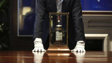 Eine Flasche "Macallan Adami 1926 Whisky" wird im Auktionshaus Sotheby's ausgestellt. (Aufnahme vom 19. Oktober 2023)