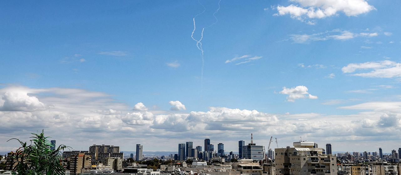 Raketenspuren des israelischen Raketenabwehrsystems „Iron Dome“ sind über Tel Aviv zu sehen.