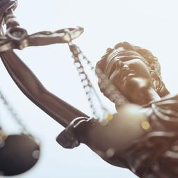 Eine bronzene Figur einer Justitia.