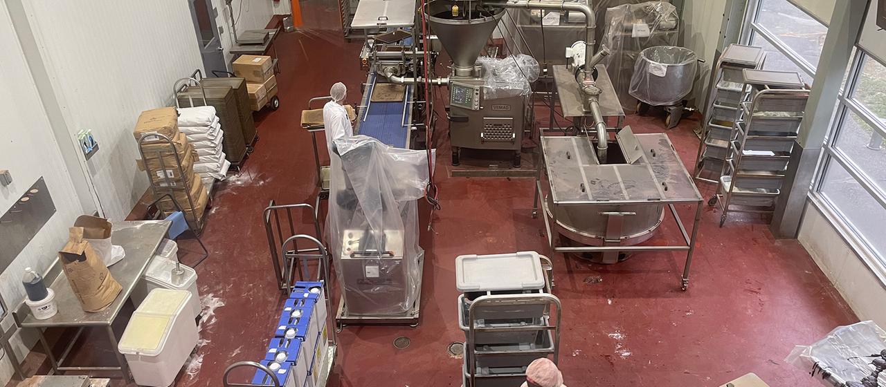 Mitarbeitende in der Produktionshalle der Bäckerei