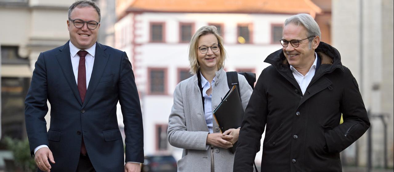 Mario Voigt (Mitte), Katja Wolf (links) und Georg Maier (rechts) geben eine Pressekonferenz.