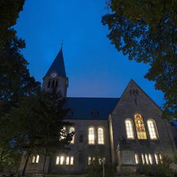 Die Fenster der Evangelischen Kirche von Frille in Ostwestfalen leuchten.