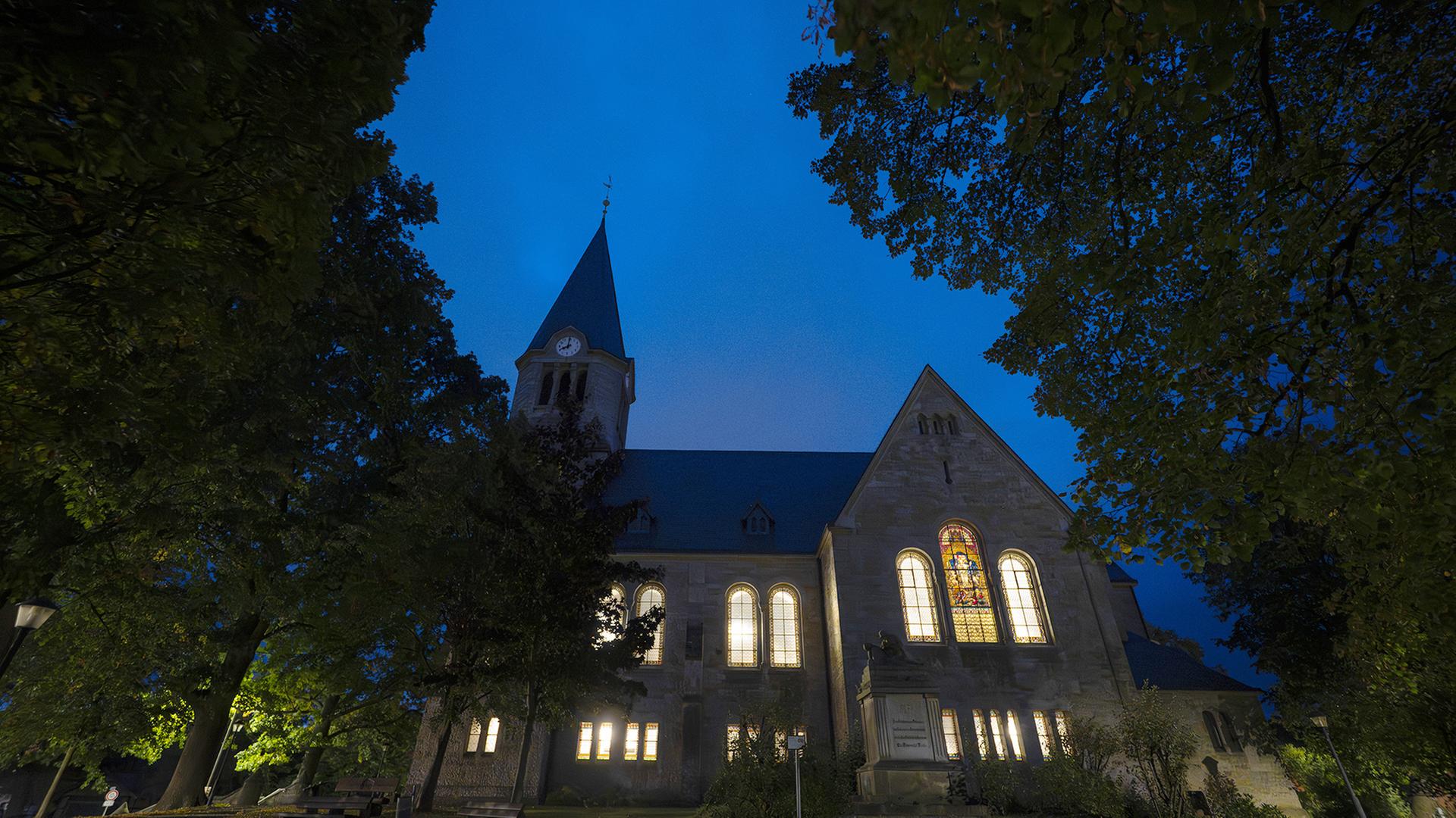 Die Fenster der Evangelischen Kirche von Frille in Ostwestfalen leuchten. | dpa
