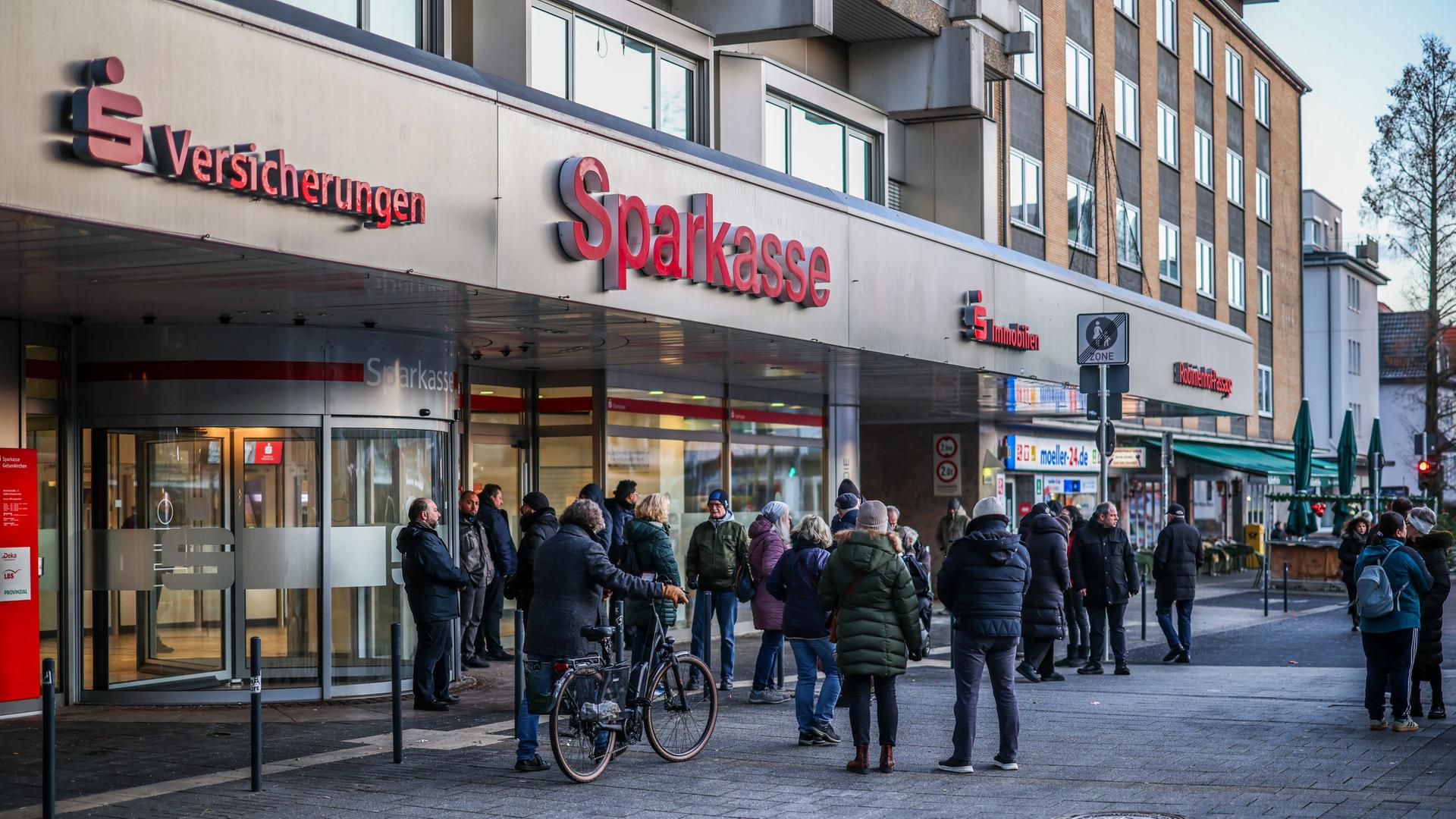Kunden am morgen vor der Sparkassenfiliale Buer, warten auf die �ffnung | dpa/Christoph Reichwein