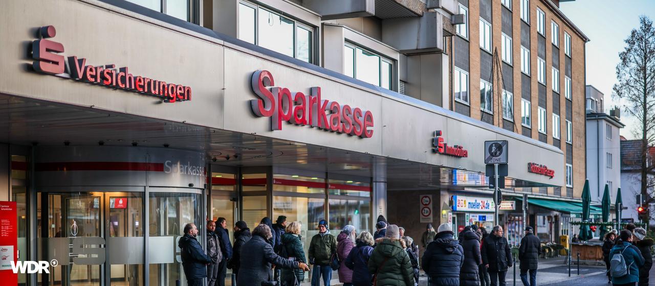 Kunden am morgen vor der Sparkassenfiliale Buer, warten auf die Öffnung