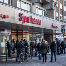 Kunden am morgen vor der Sparkassenfiliale Buer, warten auf die Öffnung