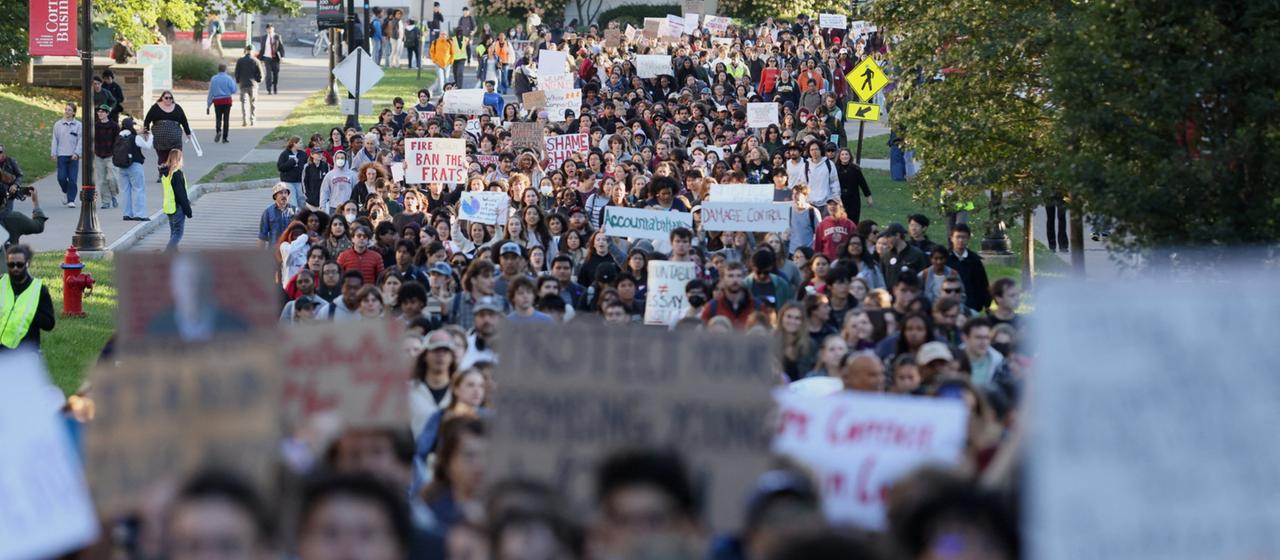 Studierende marschieren während einer Kundgebung unter dem Motto "Justice for Survivors" auf dem Campus der Cornell University in Ithaca, New York, USA, über den Campus.