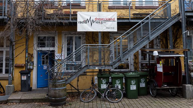 Die Eingangstür zum Studio von Radio Dreyeckland in Freiburg im Breisgau. (Archivbild: 17.01.2023)