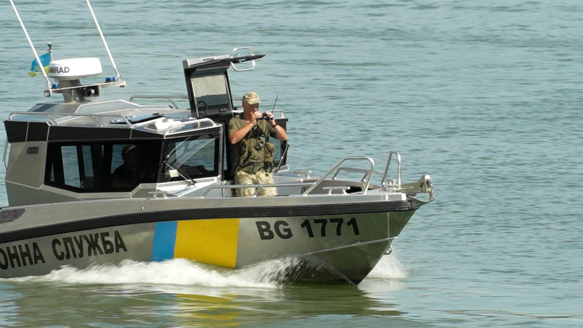 Grenzschützer patrouillieren auf einem Fluss mit einem Boot an der ukrainischen Grenze. | ARD Kiew