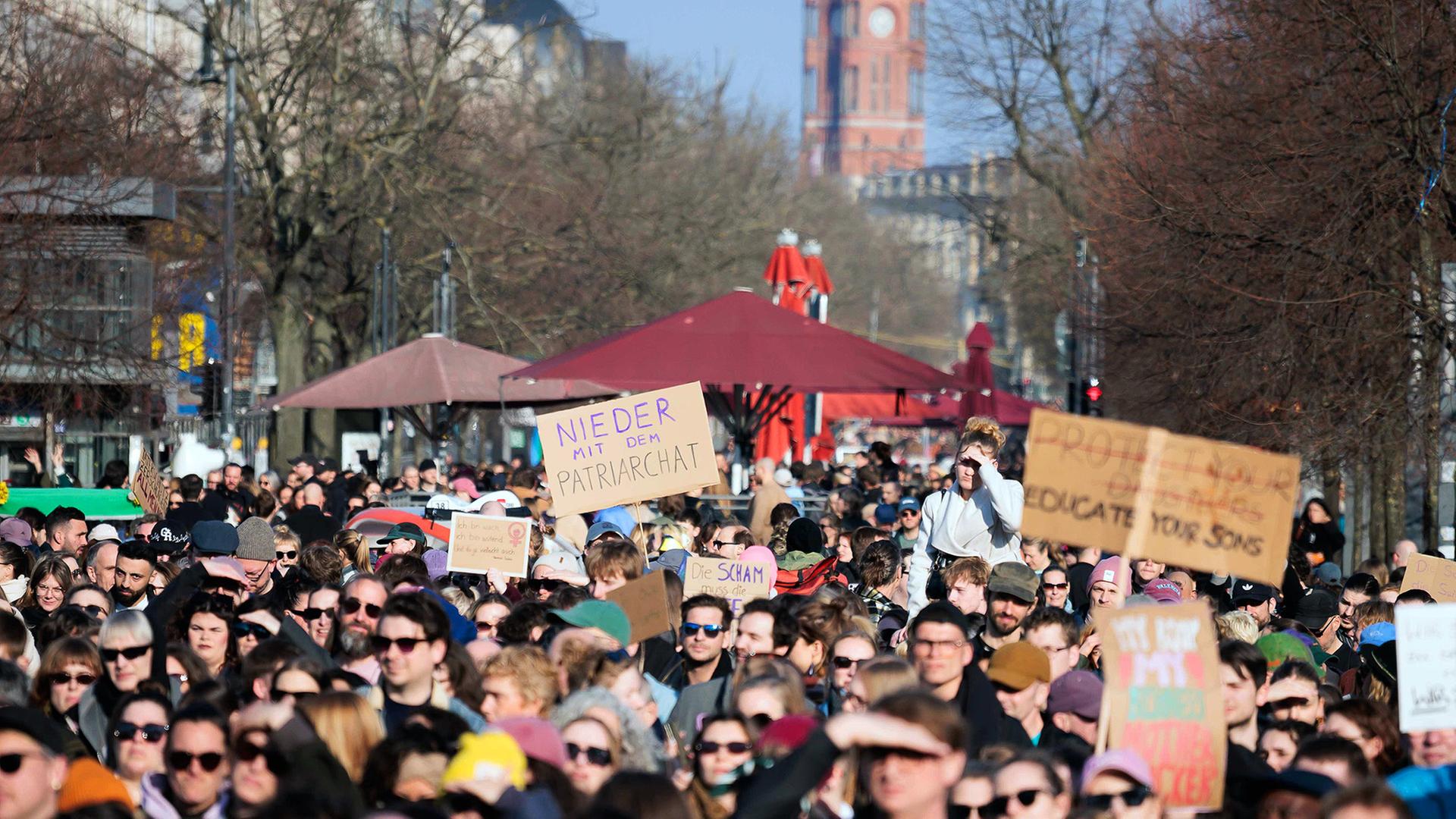 Ein Schild mit der Aufschrift «Nieder mit dem Patriarchat» (M) ist bei einer Demonstration gegen sexualisierte digitale Gewalt vor dem Brandenburger Tor zu sehen am 22.03.2026. (Quelle:  | picture alliance/dpa/Carsten Koall
