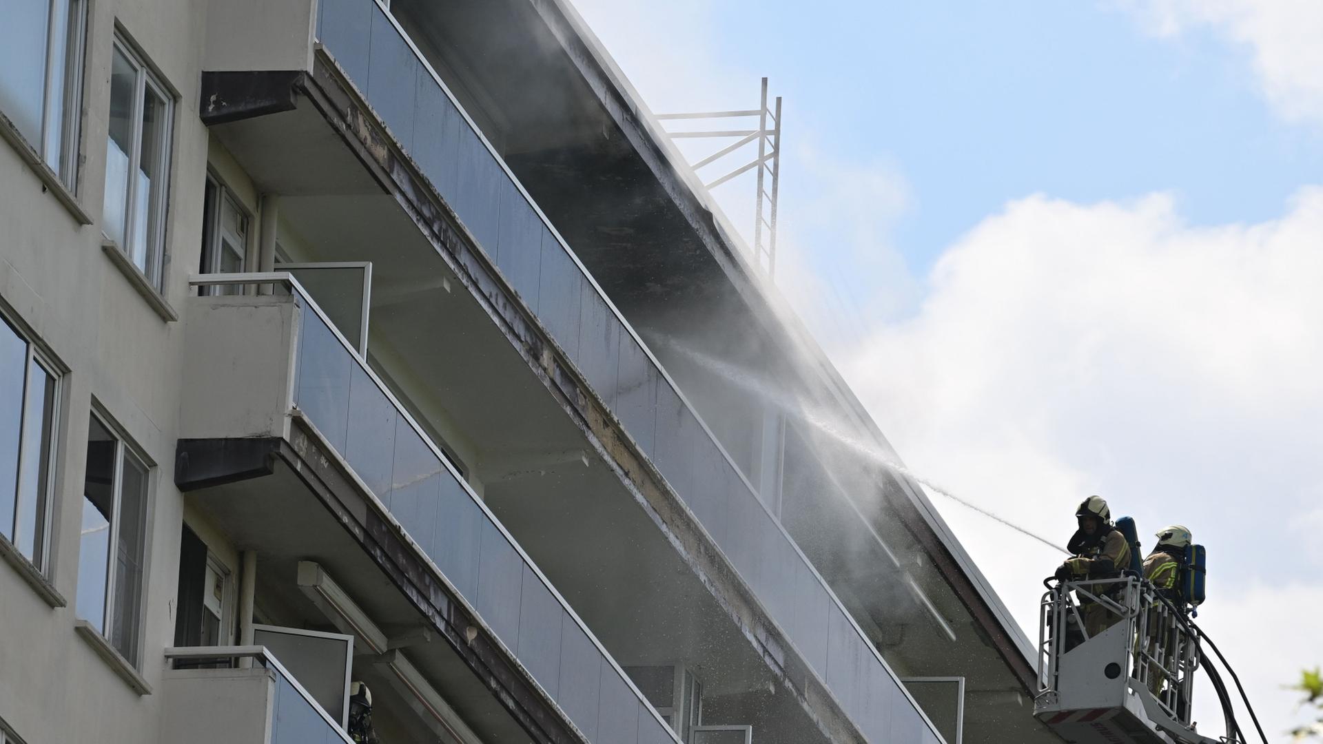 Feuerwehrleute sind am Brandort eines Wohnhauses in der August-Vermeylenlaan in Antwerpen im Einsatz. | Jonas Roosens/Belga/dpa