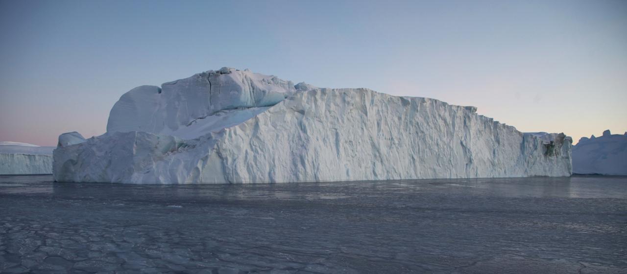 Ein Dutzende Meter hoher Eisberg treibt in Grönland im Ilulissat-Eisfjord.