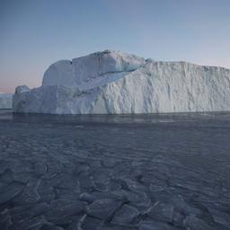 Ein Dutzende Meter hoher Eisberg treibt in Grönland im Ilulissat-Eisfjord.
