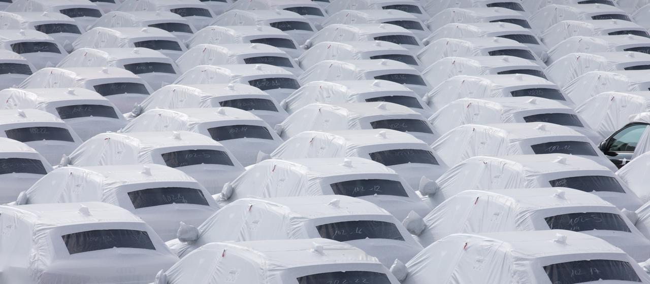 Fabrikneue Autos vor der Verschiffung im Hafen von Emden