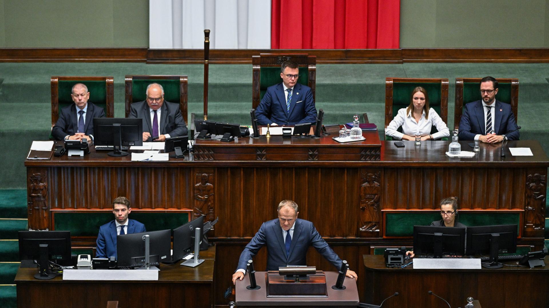Donald Tusk spricht im polnischen Parlament in Warschau. | EPA