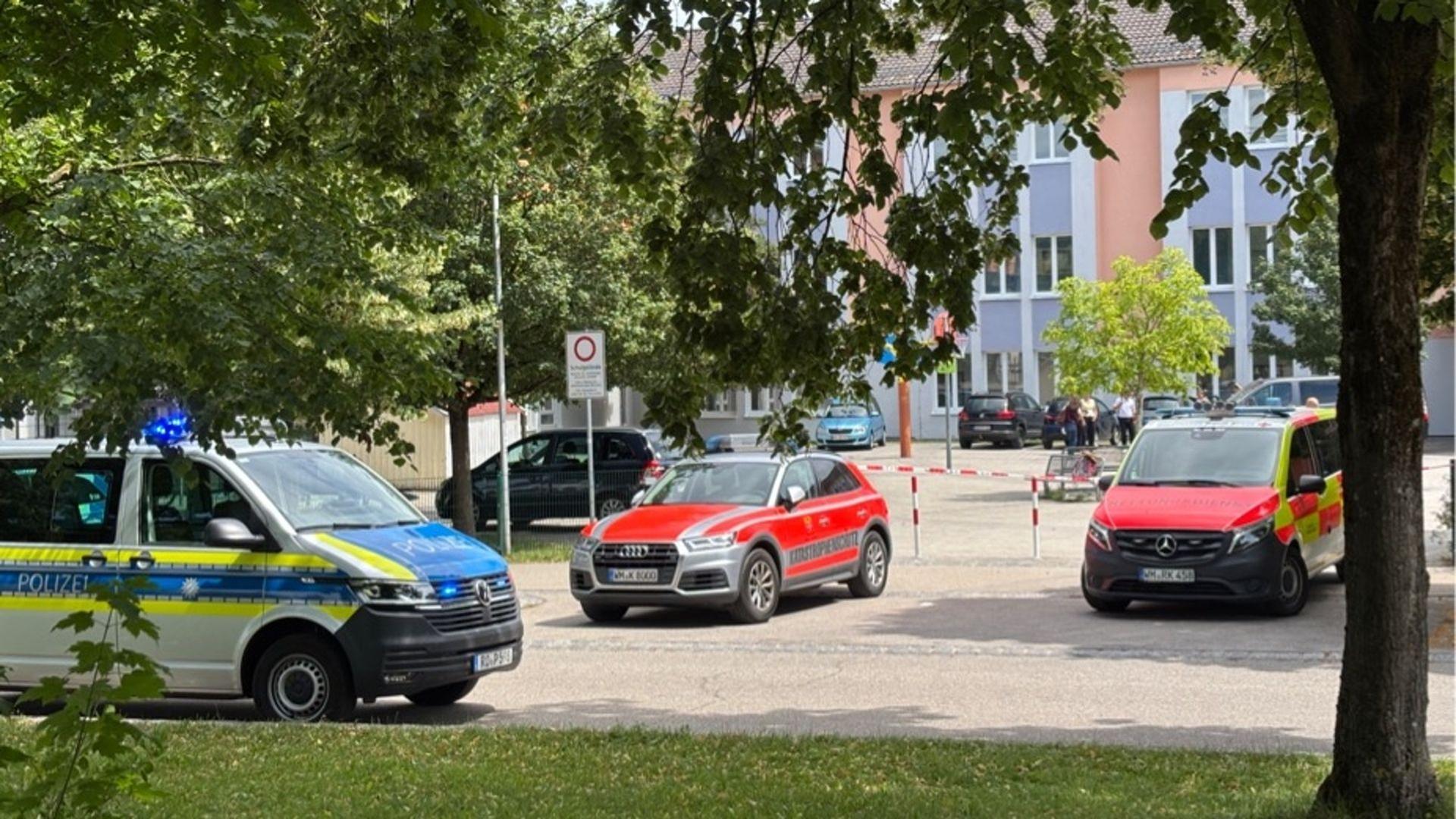 Einsatzfahrzeuge vor dem Welfen-Gymnasium in Schongau. | BR/Martin Breitkopf