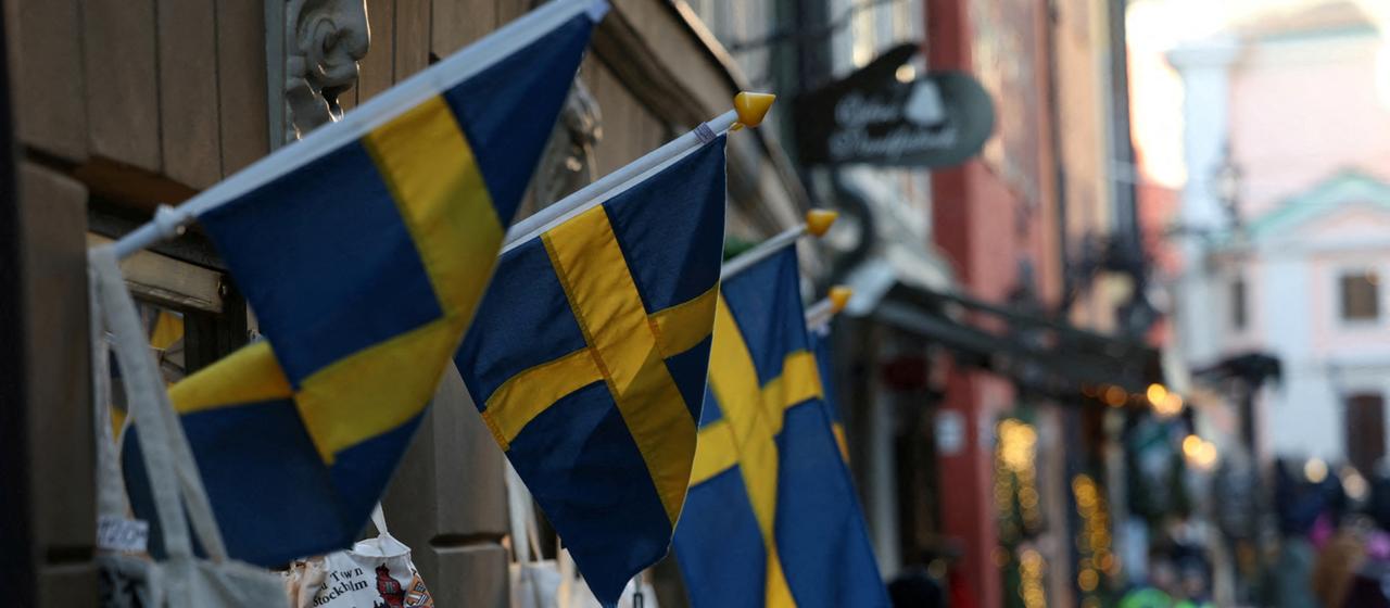 In der Altstadt von Stockholm wehen im November 2025 schwedische Flaggen