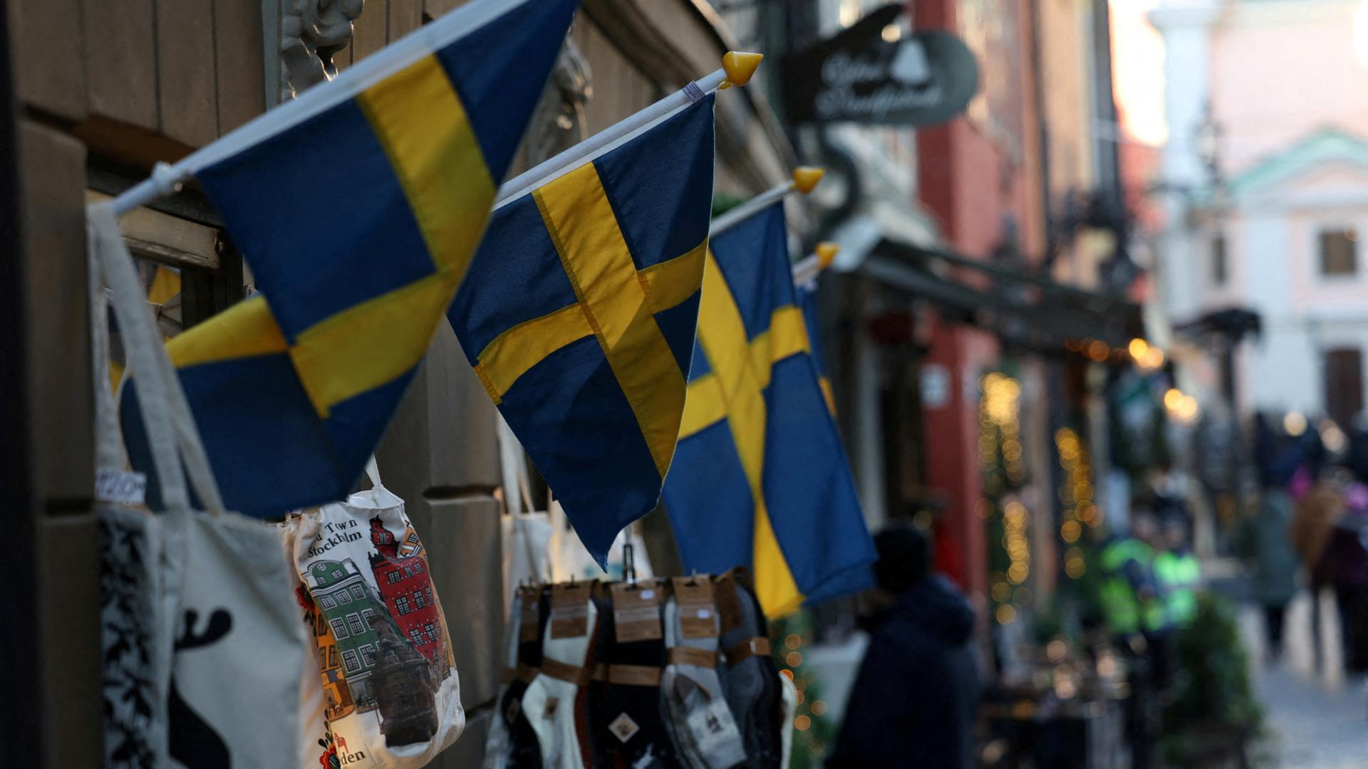 In der Altstadt von Stockholm wehen im November 2025 schwedische Flaggen | REUTERS