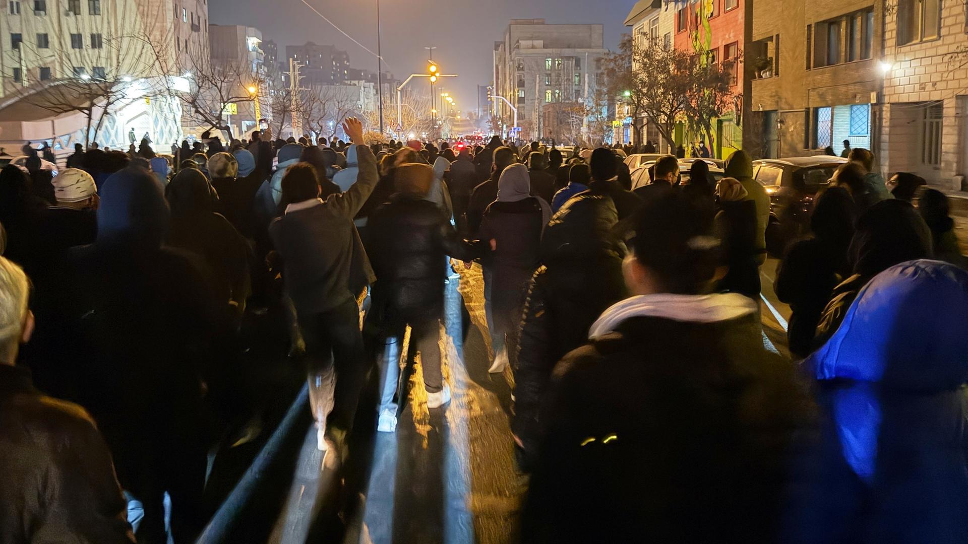 Iraner nehmen an einer regierungskritischen Demonstration in Teheran teil (Archivfoto vom 08.01.2026) | dpa