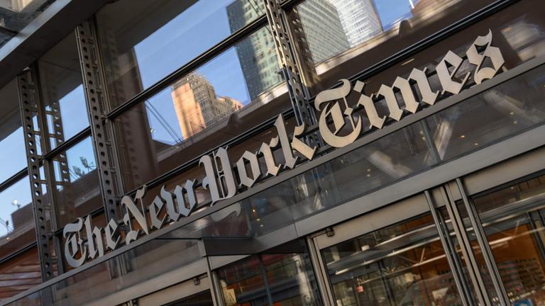 Der Schriftzug "The New York Times" ist auf dem Gebäude in New York zu sehen, in dem die Zeitung ihren Redaktionssitz hat.