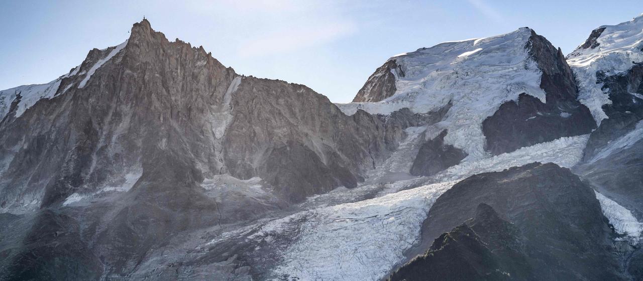 Ein Blick auf den Glacier des Bossons, einen Gletscher im französischen Arvetal am Mont Blanc
