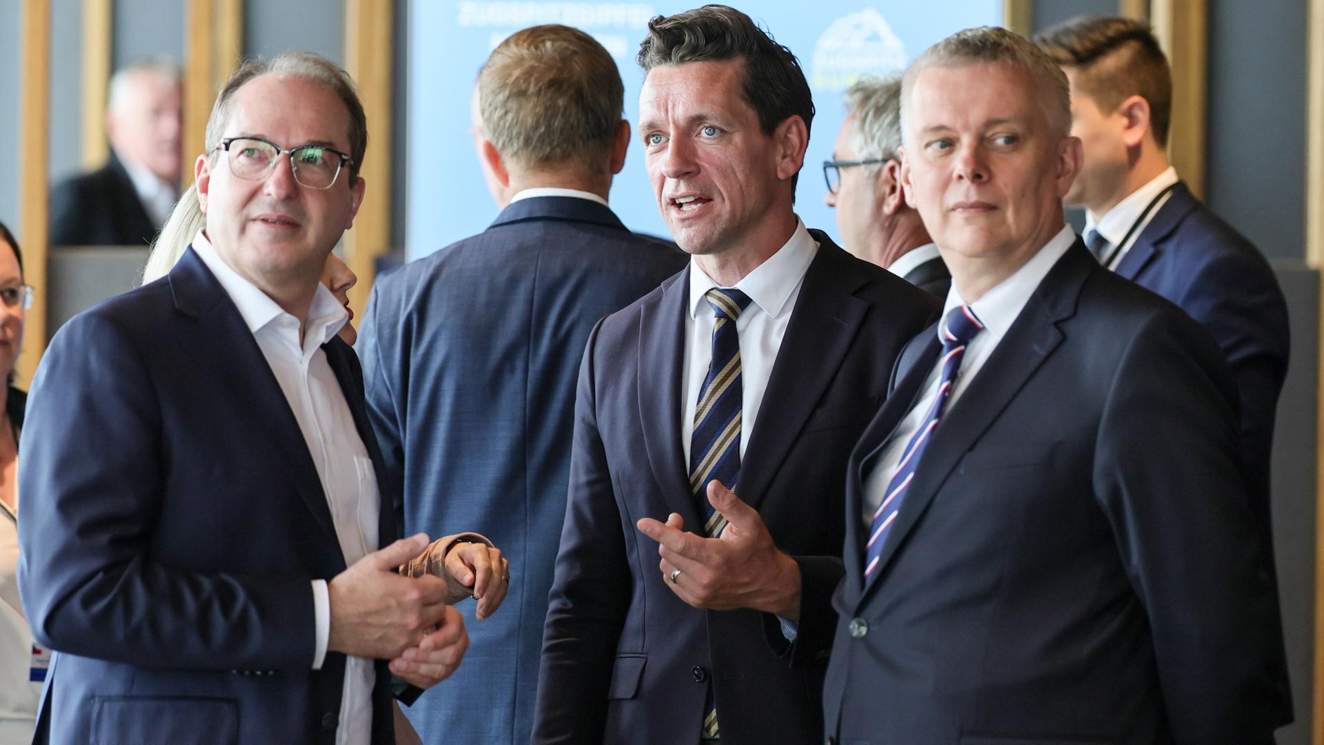Alexander Dobrindt spricht mit Kaare Dybvad und Tomasz Siemoniak. | EPA