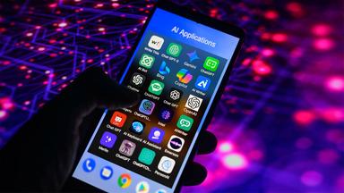 Auf einem Smartphone werden neben anderen die Apps von ChatGPT, Bing, Gemini, OpenAI, Chatbot und Copilot dargestellt.