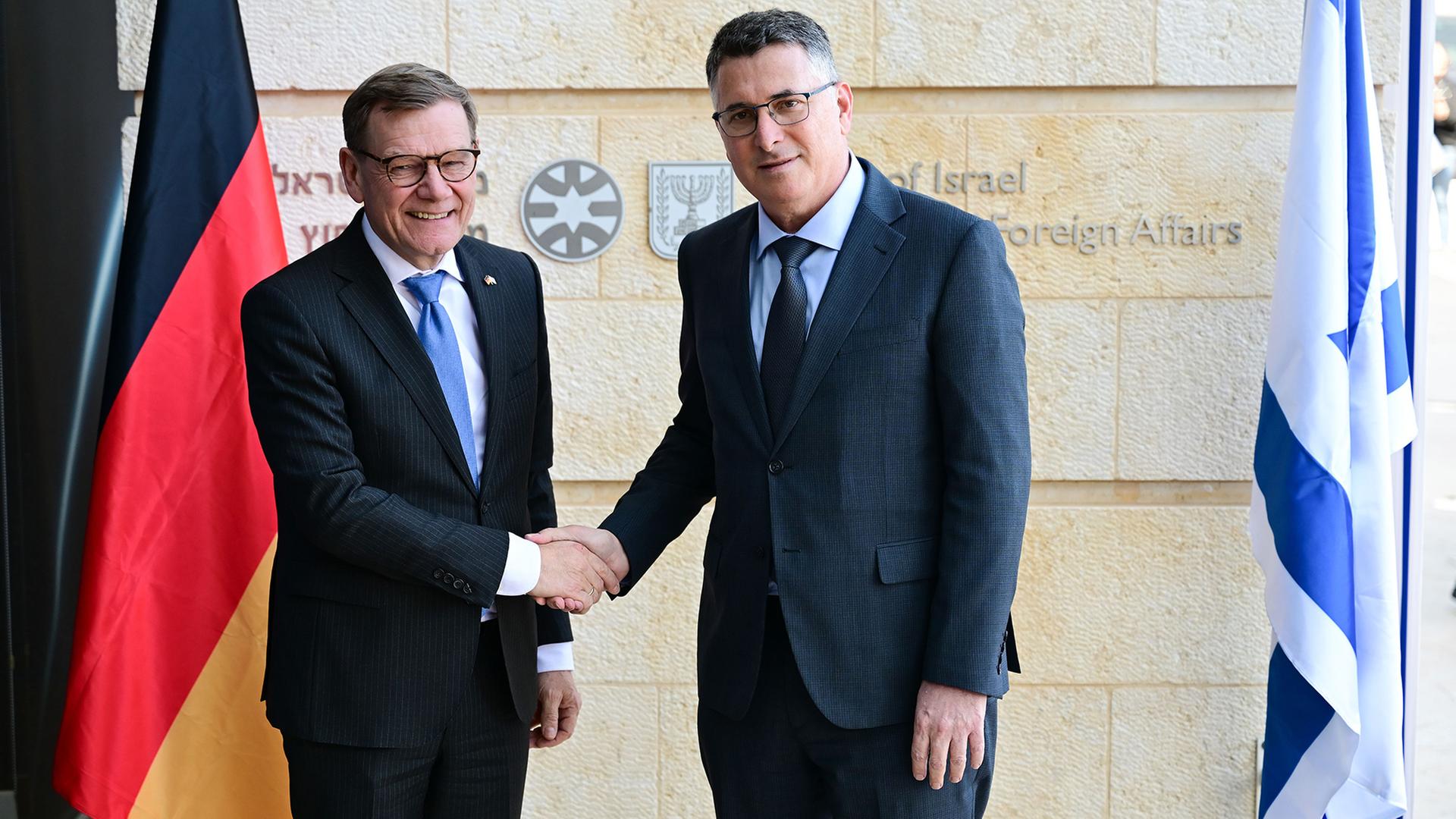 Johann Wadephul und Gideon Saar | Sebastian Christoph Gollnow/dpa