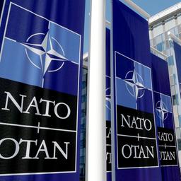 Fahnen mit dem Logo der NATO wehen vor dem NATO-Hauptquartier in Brüssel