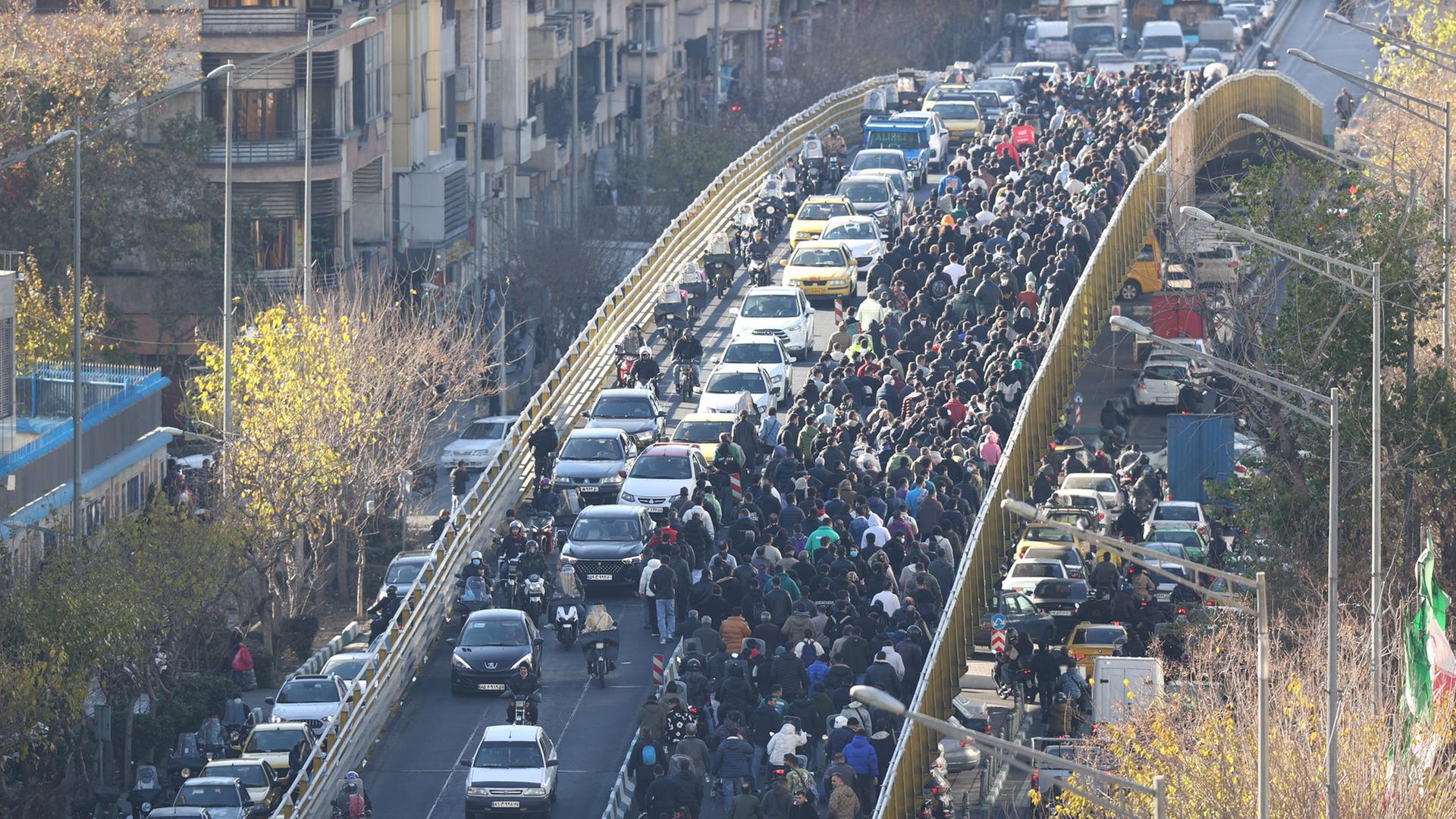 Menschen protestieren im Iran. | dpa