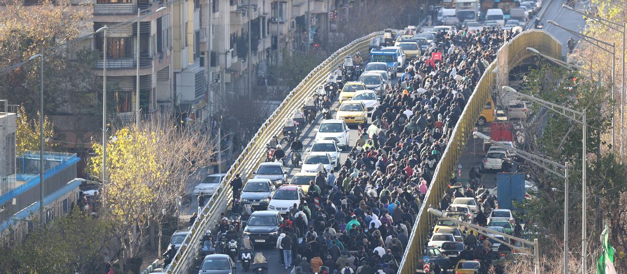 Menschen protestieren im Iran.