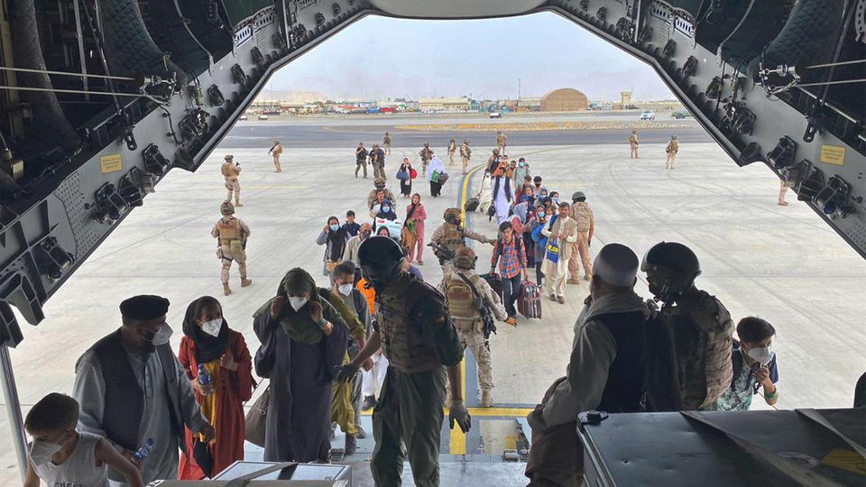 Menschen besteigen zur Evakuierung ein Militärflugzeug A400 der spanischen Luftwaffe auf dem Flughafen von Kabul.