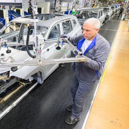 Mitarbeiter arbeiten im VW Stammwerk im Karosseriebau an Neuwagen Volkswagen Tayron und Tiguan.