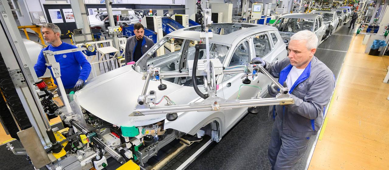 Mitarbeiter arbeiten im VW Stammwerk im Karosseriebau an Neuwagen Volkswagen Tayron und Tiguan.